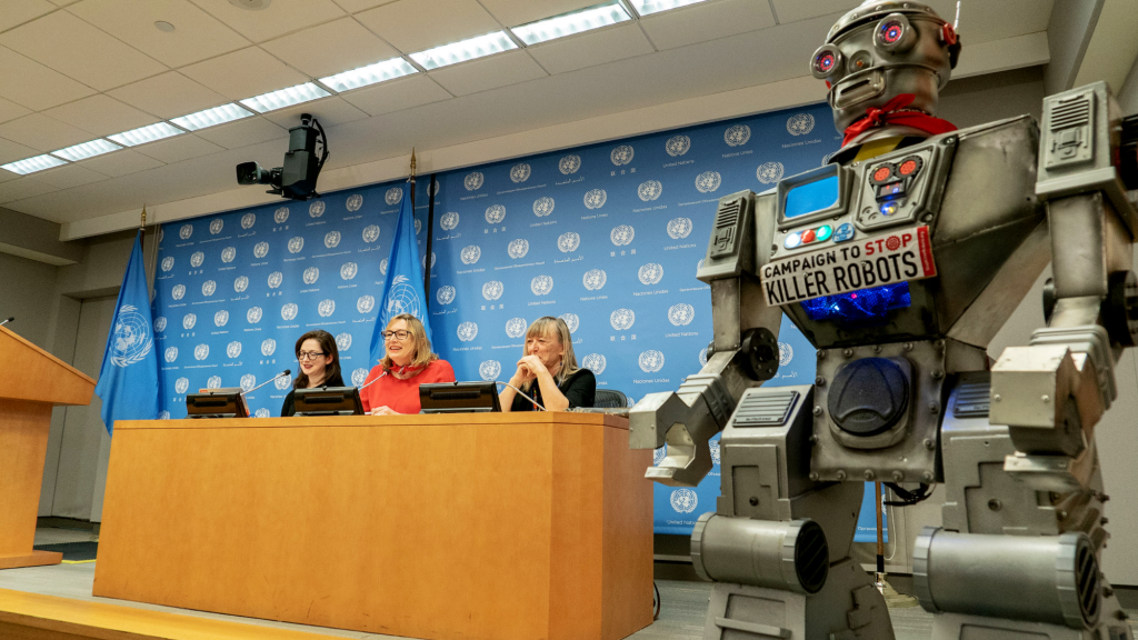 三项阻止杀手机器人运动的发言人在纽约联合国举行的新闻发布会上与该运动的机器人一起