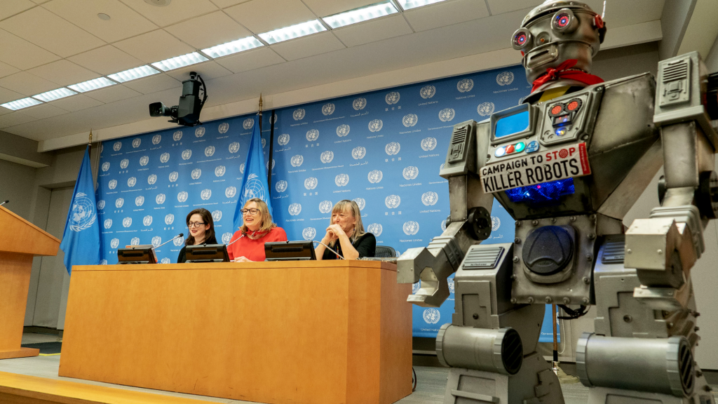 Tres portavoces de Campaign to Stop Killer Robots en una conferencia de prensa en la ONU en Nueva York con el robot de la Campaña