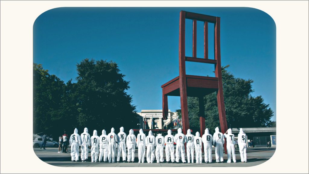 Action de campagne devant les Nations Unies à Genève avec des militants vêtus de combinaisons blanches lisant « Stop Killer Robots ».