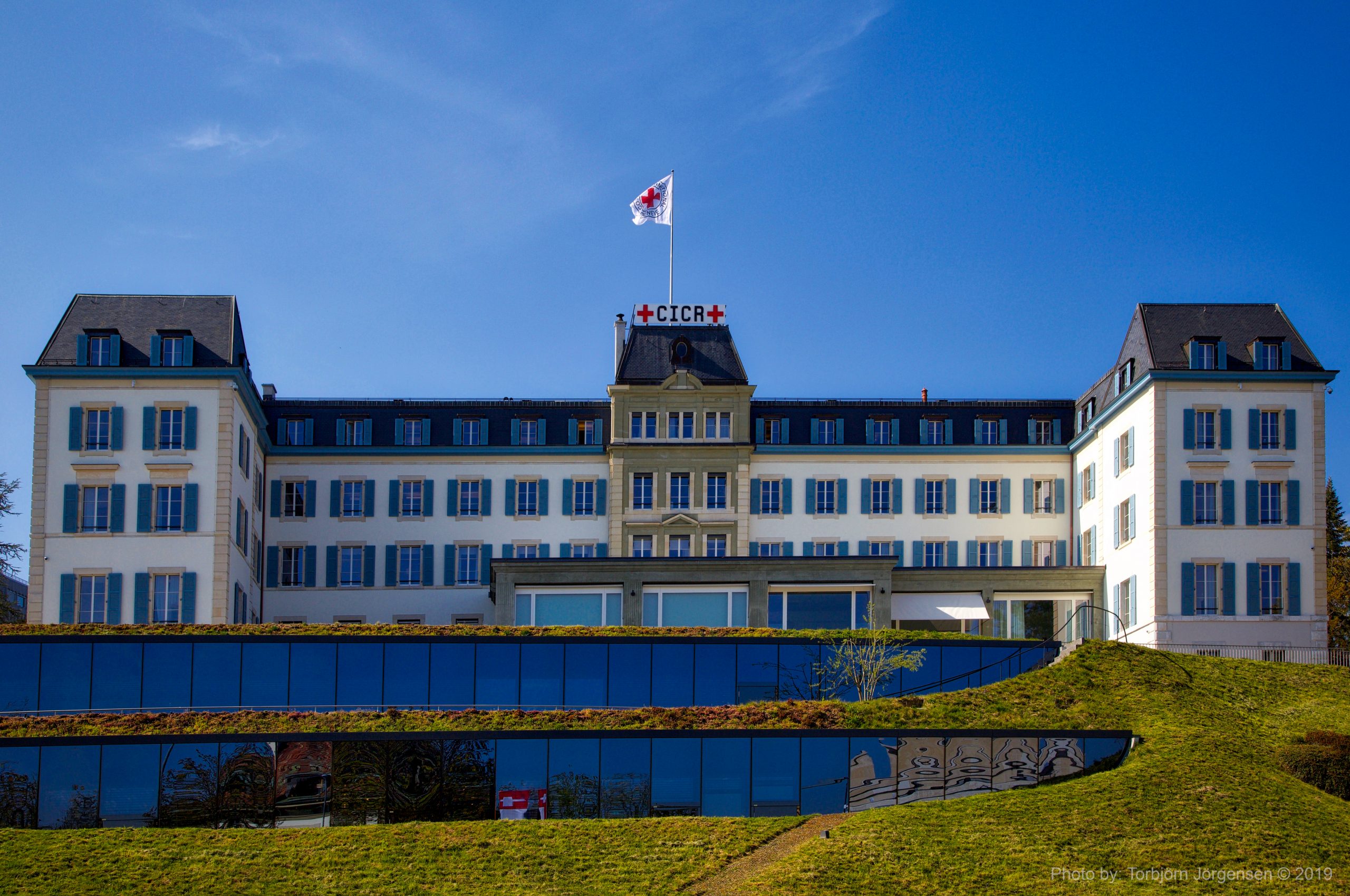 Изображение показывает штаб-квартиру Международного комитета Красного Креста в Женеве.