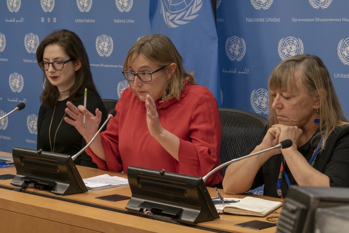 Mary Wareham, coordinatrice de la campagne pour arrêter les robots tueurs, fait un point lors d'une conférence de presse de l'ONU à New York 2019