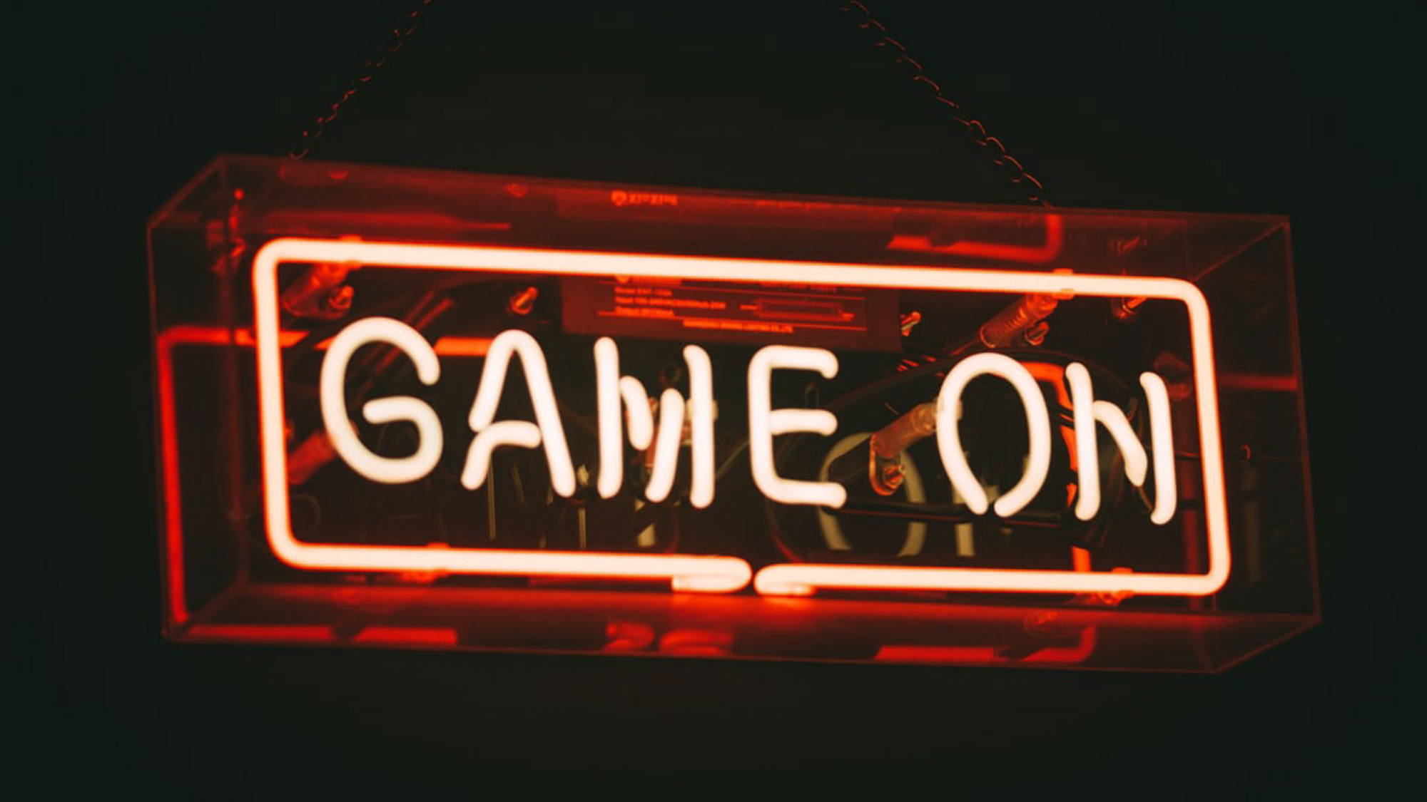 Letrero de neón que dice "Game on"