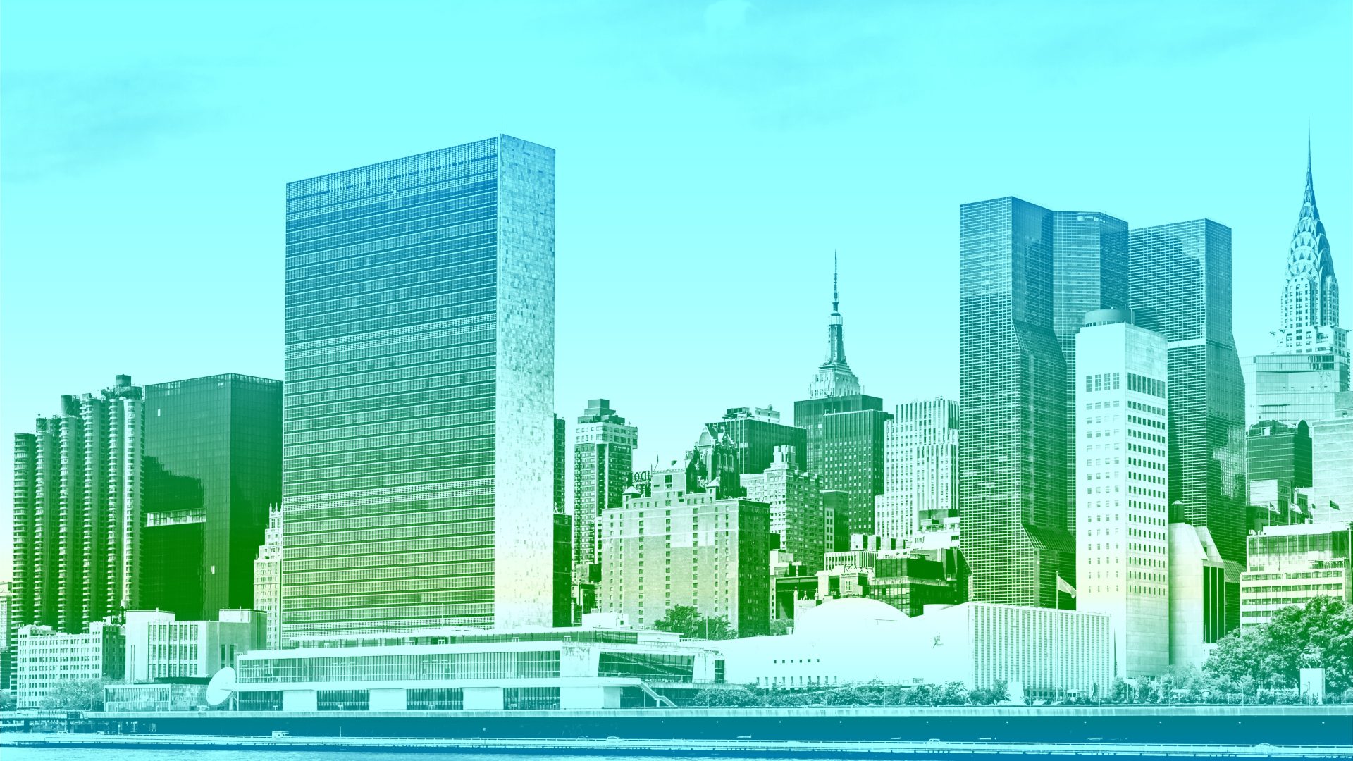 Вид на горизонт Манхэттена с острова Рузвельта, со зданием Организации Объединенных Наций на переднем плане и видимыми зданиями Эмпайр Стейт и Крайслер.