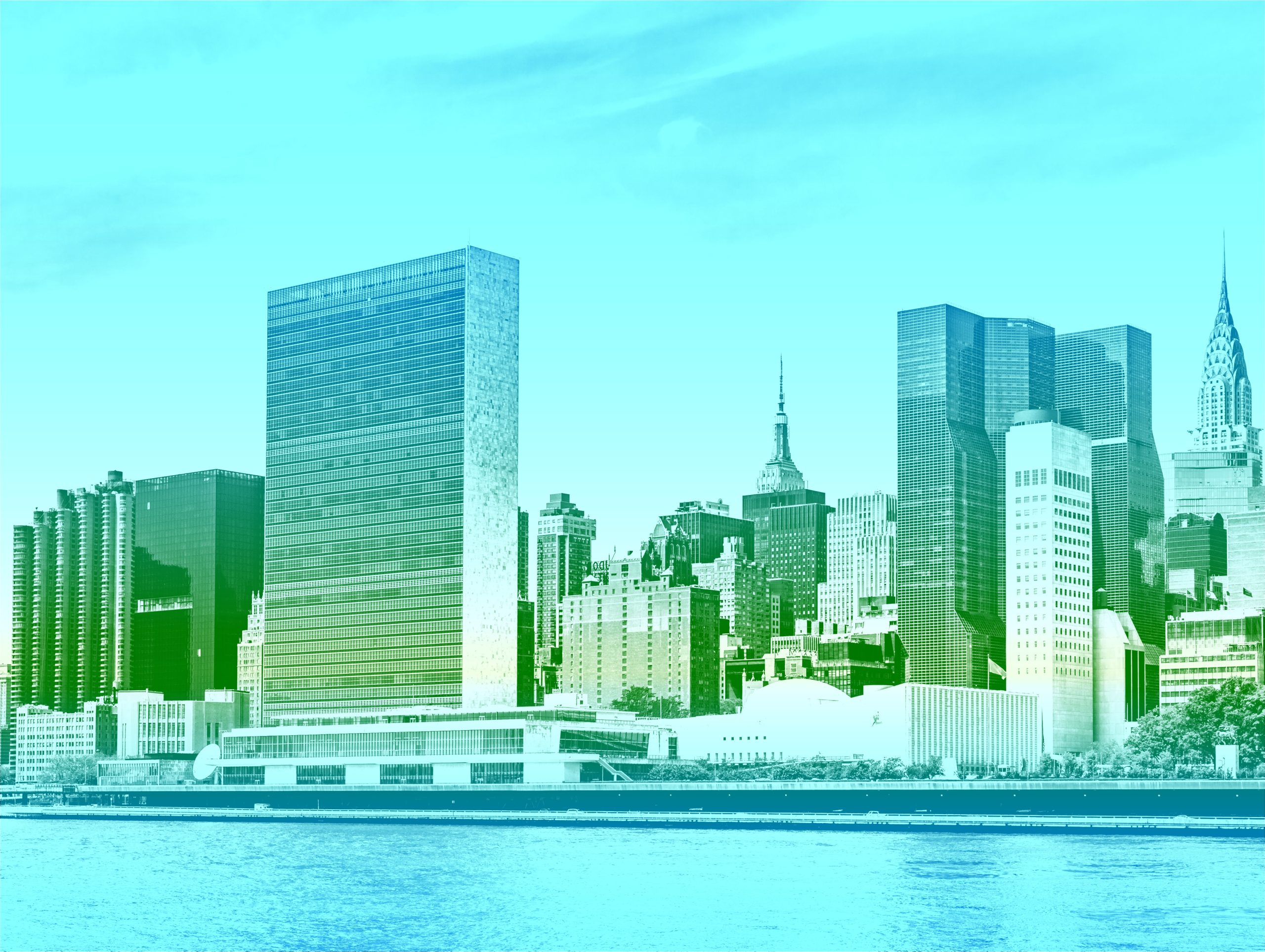 Una vista del horizonte de Manhattan desde Roosevelt Island, con el edificio de las Naciones Unidas en primer plano y los edificios Empire State y Chrysler visibles.